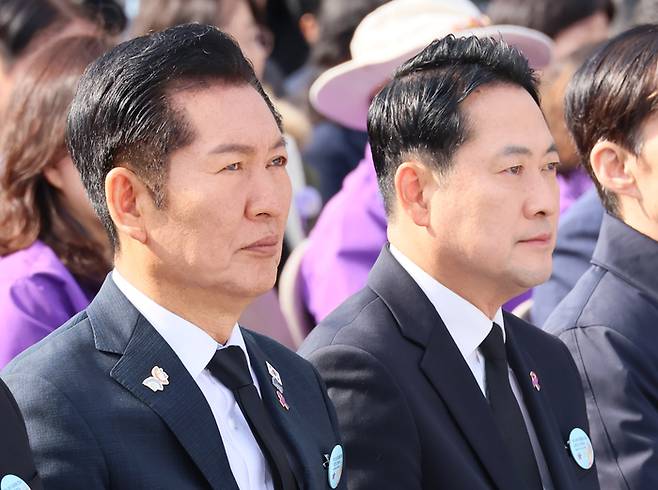 정청래 더불어민주당 대표와 장동혁 국민의힘 대표가 지난 29일 서울 종로구 광화문 광장에서 열린 이태원 참사 3주기 기억식에 참석하고 있다. [연합뉴스]