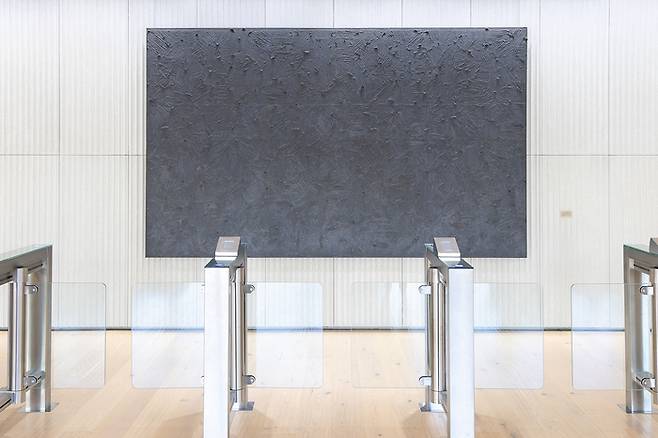 서울 광화문 KT 사옥에 걸린 박서보의 ‘묘법(Ecriture) No.101-87’(1987). KT