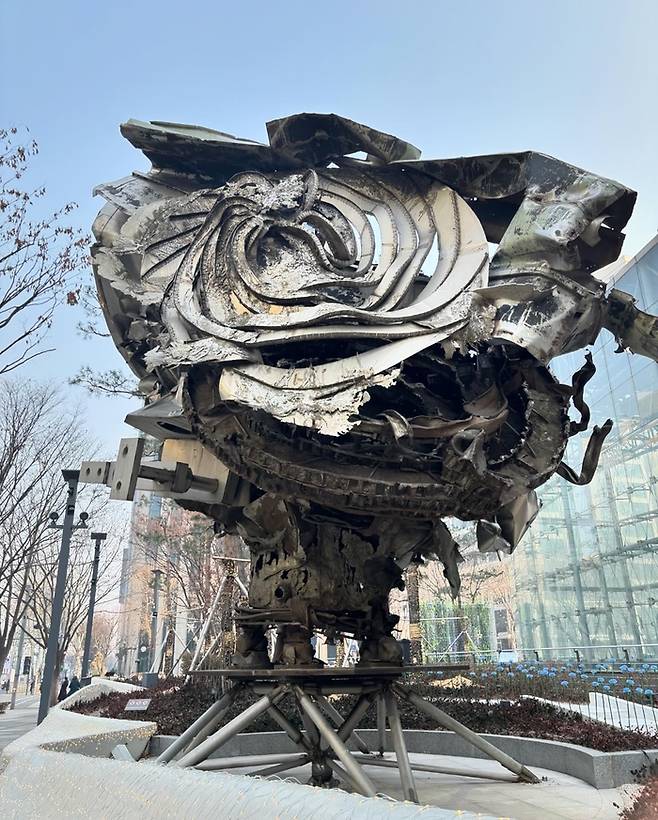 서울 강남 포스코센터 야외 정원에 설치된 프랭크 스텔라의 ‘꽃이 피는 구조물’(1997). 포스코