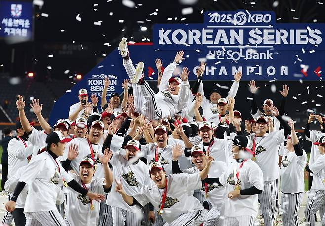 31일 대전한화생명볼파크에서 열린 2025 프로야구 KBO리그 포스트시즌 한국시리즈 시상식에서 통합 우승을 차지한 LG 트윈스 선수들이 염경엽 감독을 헹가래 치며 기뻐하고 있다. 연합뉴스