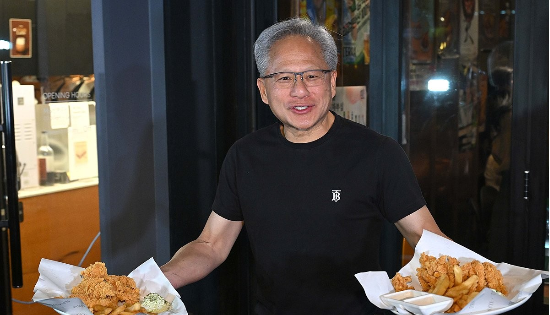 젠슨 황 엔비디아 최고경영자가 30일 서울 삼성동 한 치킨집에서 진행된 이재용 삼성전자 회장, 정의선 현대차그룹 회장과 치맥 회동 중 시민에게 치킨과 감자튀김을 나눠주고 있다.(사진=연합뉴스)