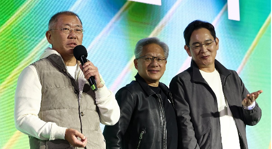 젠슨 황 엔비디아 최고경영자와 이재용 삼성전자 회장, 정의선 현대차그룹 회장이 30일 서울 코엑스에서 열린 엔비디아의 그래픽카드(GPU) ‘지포스’ 출시 25주년 행사에 참석해 있다.(사진=연합뉴스)