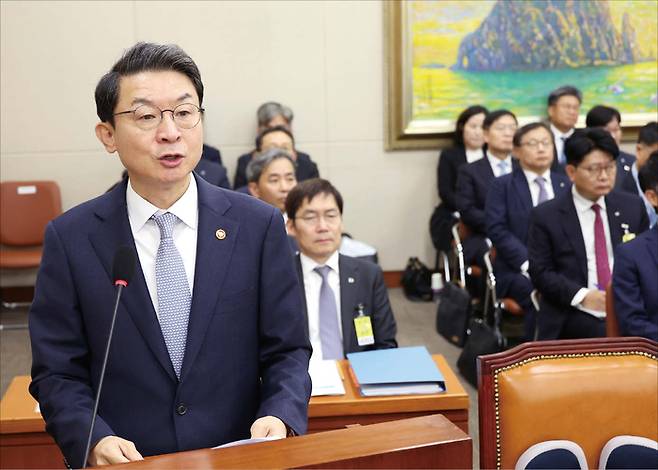바이낸스의 고팍스 인수를 승인한 금융당국이 10월 20일 국정감사에서 여야 의원들의 집중포화를 맞았다. 수백억원대 ‘고파이’ 피해자 구제 약속이 이행되지 않았다는 점과 바이낸스 자체의 자금세탁 등 사법 리스크가 충분히 검증되지 않았다는 날 선 비판이 동시에 터져 나왔다. (연합뉴스)