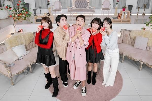 SBS Plus·Kstar ‘리얼 연애실험실 독사과’(이하 ‘독사과’)의 온라인 제작발표회가 31일 오전 진행된다. 이날 현장에는 전현무, 양세찬, 이은지, 윤태진, 허영지 등이 참석하,며 행사 사회는 이은지가 맡는다.