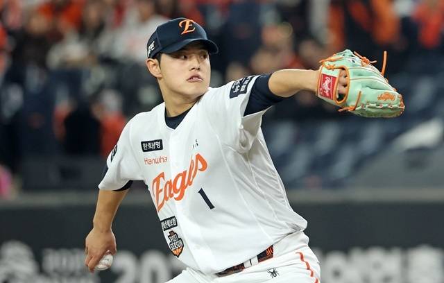 31일 대전한화생명볼파크에서 열린 2025 프로야구 KBO리그 포스트시즌 한국시리즈 5차전 LG 트윈스와 한화 이글스의 경기. 1회초 한화 선발투수 문동주가 역투하고 있다. 사진=연합뉴스