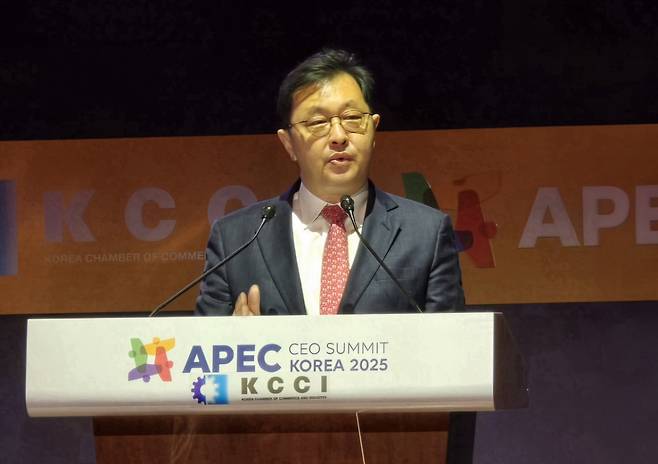 최재원 SK그룹 수석부회장이 31일 경주 예술의 전당에서 열린 '아시아태평양경제협력체(APEC) CEO 서밋(Summit)'의 '아시아 태평양 LNG 협력' 세션에서 대표 연설을 하고 있다/사진제공=SK이노베이션
