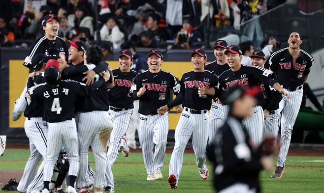 LG 트윈스 선수들이 31일 대전 중구 한화생명볼파크에서 열린 2025 KBO 한국시리즈 5차전 LG 트윈스와 한화 이글스의 경기에서 4-1로 승리하며 우승을 확정 지은 뒤 기뻐하고 있다.2025.10.31. /사진=뉴시스