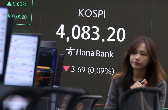 이재명 대통령 임기 내 코스피 5000포인트 달성이 가능할 것이란 설문조사 결과가 발표됐다. 사진은 31일 오전 서울 중구 하나은행 딜링룸. /사진=뉴시스