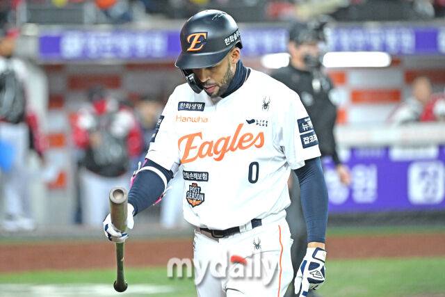 30일 대전 한화생명 볼파크 야구장에서 열린 '2025 신한 SOL 뱅크 KBO 한국시리즈 4차전' LG 트윈스와 한화 이글스 경기. 한화 리베라토가 7회말 1사 2-3루에 삼진을 당한 후 고개를 숙이고 있다./대전 = 한혁승 기자