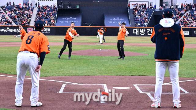 2025년 3월 28일 오후 대전 한화생명 볼파크에서 진행된 '2025 신한 SOL뱅크 KBO 리그' KIA 타이거즈와 한화 이글스의 경기. 송진우, 장종훈, 정민철, 김태균 등 한화 영구결번 4명이 시구하고 있다./마이데일리