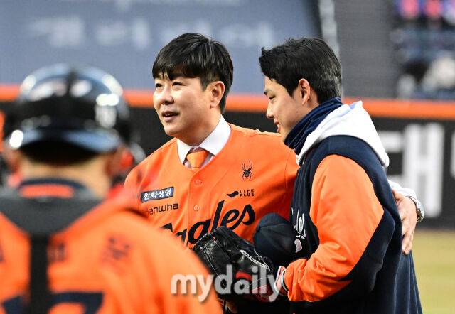 2025년 3월 28일 오후 대전 한화생명 볼파크에서 진행된 '2025 신한 SOL뱅크 KBO 리그' KIA 타이거즈와 한화 이글스의 경기. 정민철이 시구를 한 뒤 시포를 한 문동주를 격려하고 있다./마이데일리