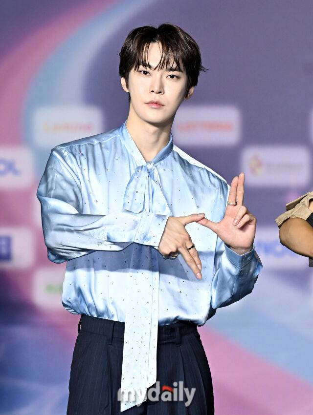 NCT 127 도영이 26일 오후 경기도 고양시 일산 킨텍스에서 진행된 '2025 SBS 가요대전 썸머(Summer)' 블루카펫 포토월 행사에 참석해 포토타임을 갖고 있다./마이데일리