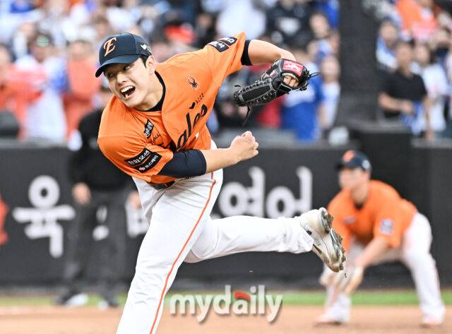 18일 오후 대전광역시 중구 대전 한화생명볼파크에서 진행된 '2025 프로야구 KBO리그 포스트시즌' 플레이오프(PO) 1차전 한화이글스와 삼성라이온즈의 경기. 한화 문동주가 역투하고 있다./마이데일리