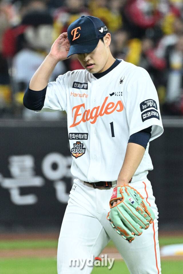 31일 대전 한화생명 볼파크 야구장에서 열린 '2025 신한 SOL 뱅크 KBO 한국시리즈 5차전' LG 트윈스와 한화 이글스 경기. 한화 선발 문동주가 1회 1실점으로 수비를 마치고 더그아웃으로 들어서고 있다./대전 = 한혁승 기자