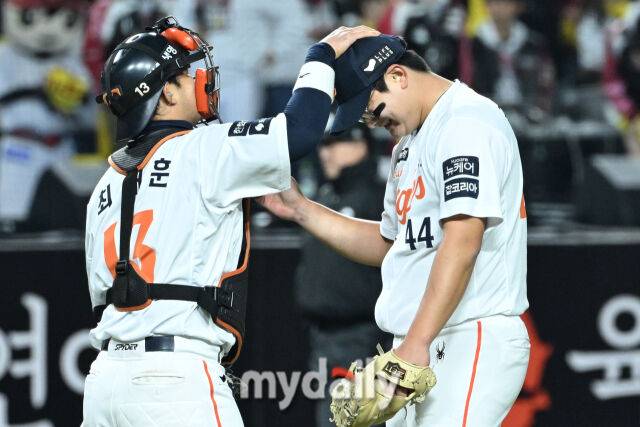 29일 대전 한화생명 볼파크 야구장에서 열린 '2025 신한 SOL 뱅크 KBO 한국시리즈 3차전' LG 트윈스와 한화 이글스 경기. 한화가 7-3으로 LG에 승리했다. 기뻐하는 한화 김서현, 최재훈./대전 = 한혁승 기자