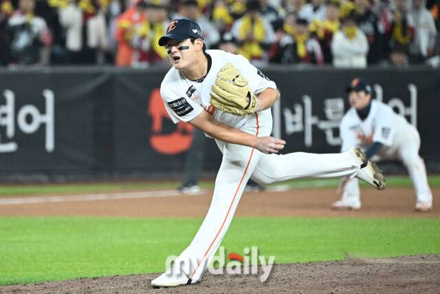 29일 대전 한화생명 볼파크 야구장에서 열린 '2025 신한 SOL 뱅크 KBO 한국시리즈 3차전' LG 트윈스와 한화 이글스 경기. 한화 김서현이 8회초 1사 1-3루에 교체되 마운드에 올라 힘차게 투구하고 있다./대전 = 한혁승 기자