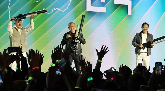 젠슨 황 엔비디아 최고경영자와 이재용 삼성전자 회장, 정의선 현대차그룹 회장이 30일 서울 코엑스에서 열린 엔비디아의 그래픽카드(GPU) ‘지포스’ 출시 25주년 행사 단상에 올라 경품 추첨 퍼포먼스를 하고 있다. [연합]