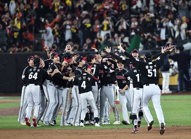 LG 선수들이 한국시리즈 우승이 확정된 후 그라운드로 달려나와 기쁨을 만끽하고 있다. [연합]
