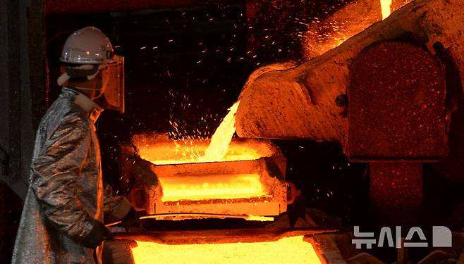 [울산=뉴시스] 배병수 기자 = 산업수도 울산에 위치한 국내 유일 동제련소 이면서 구리 생산량 세계 2위 규모인 LS MnM 에서 7일 1250도의 구리 용광로에서 주조작업을 하고 있다. LS MnM 의 365일 꺼지지 않는 용광로의 불꽃처럼 2025년 새해에는 대한민국 경기가 되살아나길 기원한다. 2025.01.07.bbs@newsis.com.