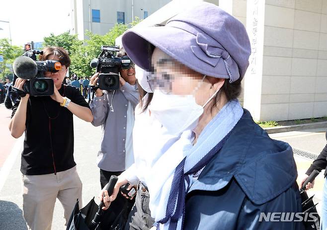[서울=뉴시스] 최진석 기자 = 잔고증명서를 위조한 혐의로 복역 중인 윤석열 대통령의 장모 최은순 씨가 지난해 5월 14일 서울 송파구 서울동부구치소에서 가석방되고 있다. 앞서 법무부 가석방심사위원회(심사위)는 지난 8일 최씨에 관한 가석방 심사를 진행한 뒤 만장일치로 적격 판단을 내렸다. (공동취재) 2024.05.14. photo@newsis.com