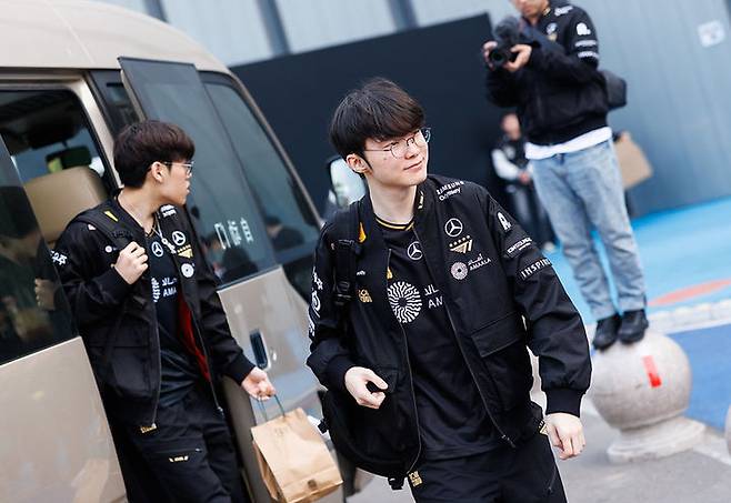 [서울=뉴시스] 리그 오브 레전드(LoL) e스포츠 팀 T1의 '페이커' 이상혁이 지난 25일 중국 베이징에서 진행된 LoL 월드 챔피언십 스위스 스테이지 경기장에 나서고 있다. (사진=라이엇 게임즈 제공) *재판매 및 DB 금지