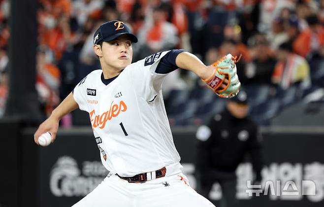 [대전=뉴시스] 강종민 기자 =  31일 대전 중구 한화생명볼파크에서 열린 2025 KBO 한국시리즈 5차전 LG 트윈스와 한화 이글스의 경기에서 한화 선발 문동주가 역투하고 있다. 2025.10.31. ppkjm@newsis.com