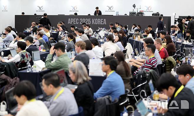 [경주=뉴시스] 이무열 기자 = 2025 경주 아시아태평양경제협력체(APEC) 정상회의 주간 나흘째인 30일 경북 경주화백컨벤션센터(HICO) 내 마련된 국제미디어센터(IMC)가 각국에서 온 취재진으로 붐비고 있다. 2025.10.30. lmy@newsis.com