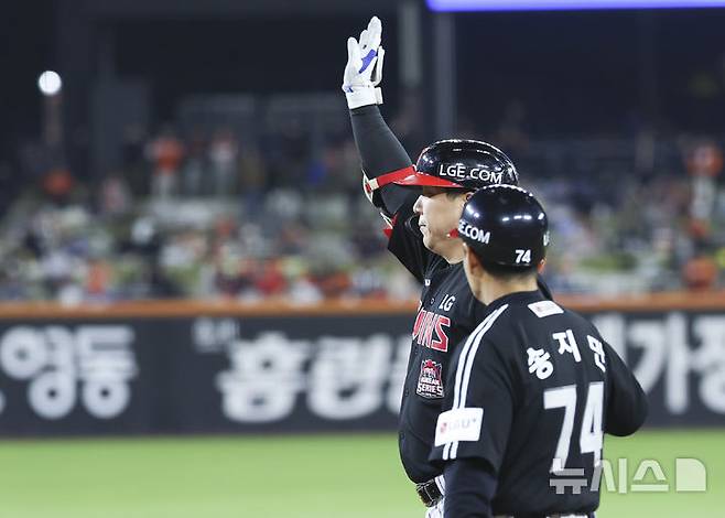 [대전=뉴시스] 김근수 기자 = 31일 대전 중구 한화생명볼파크에서 열린 2025 KBO 한국시리즈 5차전 LG 트윈스와 한화 이글스의 경기, 8회초 무사 주자 2루상황에서 LG 김현수가 안타를 뽑아내고 기뻐하고 있다. 이날 LG 김현수는 프로야구 포스트시즌 최다 루타 타이기록인 149루타를 기록했다. 2025.10.31. ks@newsis.com
