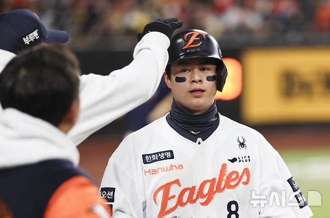 [대전=뉴시스] 김근수 기자 = 31일 대전 중구 한화생명볼파크에서 열린 2025 KBO 한국시리즈 5차전 LG 트윈스와 한화 이글스의 경기, 2회말 2사 주자 2,3루 상황에서 한화 3루 주자 노시환이 하주석의 유격수 앞 땅볼로 득점에 성공하고 있다. 2025.10.31. ks@newsis.com