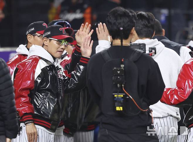 [대전=뉴시스] 김근수 기자 = 30일 대전 중구 한화생명볼파크에서 열린 2025 KBO 한국시리즈 4차전 LG 트윈스와 한화 이글스의 경기에서 LG트윈스가 7-4로 역전승을 거뒀다. LG트윈스 염경엽 감독이 선수들과 기쁨을 나누고 있다. 2025.10.30. ks@newsis.com
