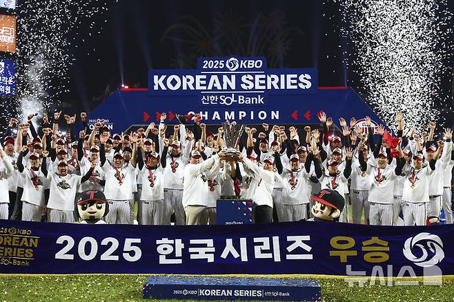 [대전=뉴시스] 김근수 기자 = 31일 대전 중구 한화생명볼파크에서 열린 2025 KBO 한국시리즈 5차전 LG 트윈스와 한화 이글스의 경기에서 4승 1패 기록으로 통합 우승을 차지한 LG 염경엽 감독과 선수단이 우승 트로피를 들어 올리고 있다. 2025.10.31. ks@newsis.com