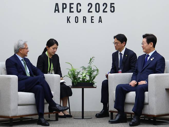 이재명 대통령이 31일 APEC 정상회의장인 경주화백컨벤션센터에서 젠슨 황 엔비디아 최고경영자를 접견하고 있다. 연합뉴스