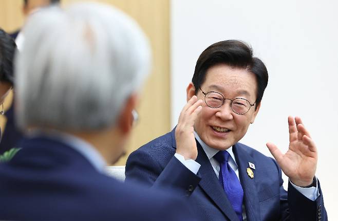 이재명 대통령이 31일 APEC 정상회의장인 경주화백컨벤션센터에서 젠슨 황 엔비디아 최고경영자를 접견하고 있다. 연합뉴스