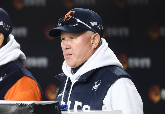 31일 대전한화생명볼파크에서 열린 2025 프로야구 KBO리그 포스트시즌 한국시리즈 5차전 LG 트윈스와 한화 이글스의 경기. 김경문 한화 감독이 경기를 지켜보고 있다. 연합뉴스