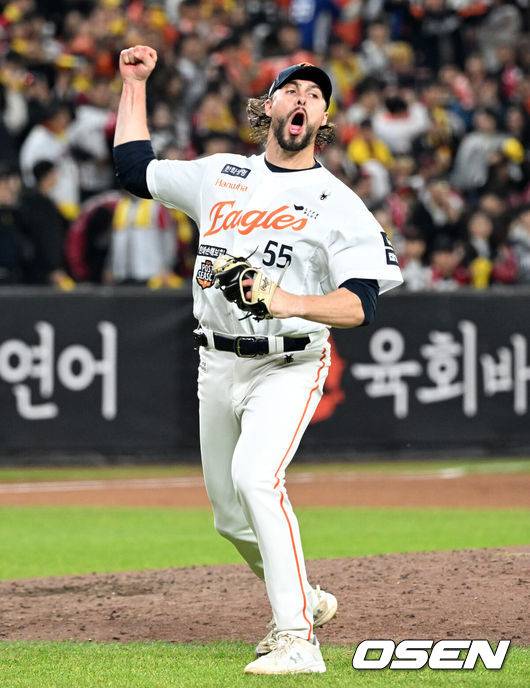 [OSEN=대전, 이대선 기자] 30일 대전 한화생명볼파크에서 2025 신한 SOL Bank KBO리그 포스트시즌 한국시리즈 4차전 한화 이글스와 LG 트윈스의 경기가 열렸다.이날 경기에 한화는 와이스를, LG는 치리노스를 선발투수로 내세웠다. 7회초 1사 1,2루에서 한화 와이스가 LG 문성주를 병살타로 처리하고 환호하고 있다. 2025.10.30 /sunday@osen.co.kr