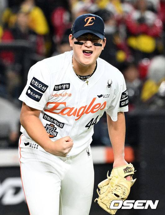 [OSEN=대전, 이대선 기자] 30일 대전 한화생명볼파크에서 2025 신한 SOL Bank KBO리그 포스트시즌 한국시리즈 4차전 한화 이글스와 LG 트윈스의 경기가 열렸다.이날 경기에 한화는 와이스를, LG는 치리노스를 선발투수로 내세웠다. 8회초 2사 1,2루에서 한화 김서현이 LG 오스틴을 플라이로 처리하고 환호하고 있다. 2025.10.30 /sunday@osen.co.kr