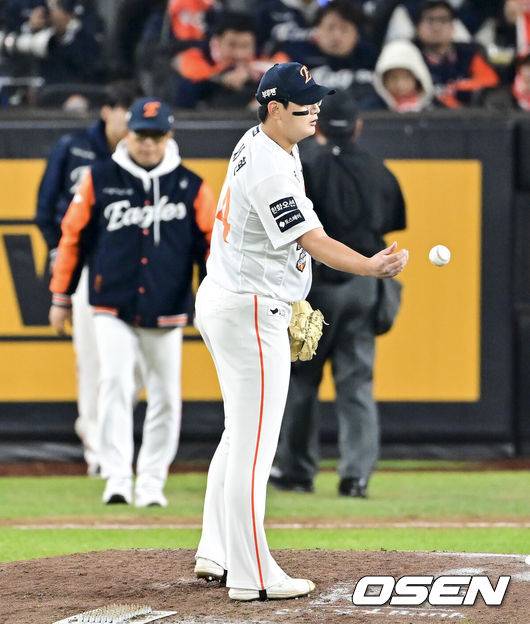 [OSEN=대전, 박준형 기자] 30일 대전 한화생명볼파크에서 2025 신한 SOL Bank KBO리그 포스트시즌 한국시리즈 4차전 한화 이글스와 LG 트윈스의 경기가 열렸다.이날 경기에 한화는 와이스를, LG는 치리노스를 선발투수로 내세웠다. 9회초 무사 1루 LG 박동원이 2점 홈런을 날리고 베이스를 돌고 있다. 2025.10.30 / soul1014@osen.co.kr