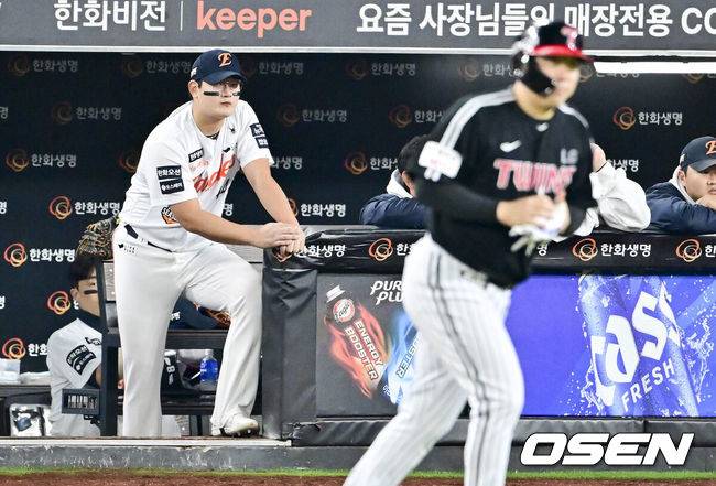 [OSEN=대전, 박준형 기자] 30일 대전 한화생명볼파크에서 2025 신한 SOL Bank KBO리그 포스트시즌 한국시리즈 4차전 한화 이글스와 LG 트윈스의 경기가 열렸다.이날 경기에 한화는 와이스를, LG는 치리노스를 선발투수로 내세웠다. 9회초 한호 김서현이 동점타 날린 김현수를 바라보고 있다