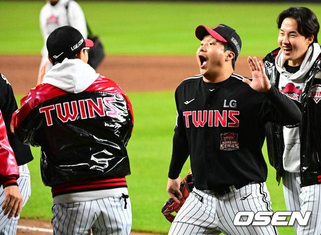[OSEN=대전, 지형준 기자] 프로야구 LG 트윈스가 9회에만 6점을 올리는 극적인 역전승을 거두고 한국시리즈 승기를 잡았다.LG는 30일 대전 한화생명볼파크에서 열린 2025 신한 SOL뱅크 KBO 한국시리즈 4차전 한화 이글스와의 경기에서 7-4로 승리했다. 이날 승리로 LG는 시리즈 전적 3승 1패를 선점했다. 역대 한국시리즈에서 3승 1패를 선점한 팀이 우승한 확률은 94.4%(17/18)다. LG의 한국시리즈 우승까지는 단 1승이 남았다.&nbsp;경기를 마치고 LG 염경엽 감독과 문보경이 승리 하이파이브를 하고 있다. 2025.10.30 /jpnews@osen.co.kr