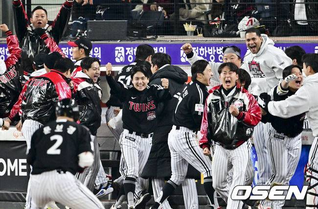 [OSEN=대전, 박준형 기자] 30일 대전 한화생명볼파크에서 2025 신한 SOL Bank KBO리그 포스트시즌 한국시리즈 4차전 한화 이글스와 LG 트윈스의 경기가 열렸다.이날 경기에 한화는 와이스를, LG는 치리노스를 선발투수로 내세웠다. 9회초 2사 1루 LG 문보경의 역전 1타점 적시 3루타때 LG 치리노스가 미소 짓고 있다 2025.10.30 / soul1014@osen.co.kr