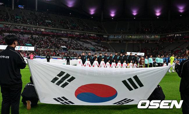 [OSEN=서울월드컵경기장, 조은정 기자]홍명보 감독이 이끄는 대한민국 대표팀과 파라과이의 A매치 평가전이 14일 오후 서울월드컵경기장에서 열렸다.'남미 강호' 파라과이는 지난 10일 일본 원정에서 2-2 무승부를 거두고 온 팀이다. 이번 경기는 홍명보호의 2026 북중미 월드컵 포트 배정을 두고도 중요한 일전이다. 현재 한국은 오스트리아, 호주, 에콰도르와 치열한 포트 2 막차 경쟁을 벌이고 있다.대한민국이 애국가를 제창하고 있다. 2025.10.14 /cej@osen.co.kr