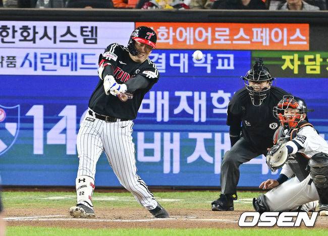 [OSEN=대전, 박준형 기자] 31일 대전 한화생명볼파크에서 2025 신한 SOL Bank KBO리그 포스트시즌 한국시리즈 5차전 한화 이글스와 LG 트윈스의 경기가 열렸다.이날 경기에 한화는 문동주를, LG는 톨허스트를 선발투수로 내세웠다. 6회초 1사 2루 LG 김현수가 1타점 적시타를 날리고 있다.   2025.10.31 / soul1014@osen.co.kr