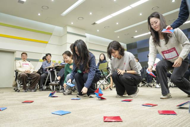 ▲29일 전북 완주군 한국전기안전공사에서 열린 '2025 윤리지킴이 오징어게임' 참가자들이 딱지치기를 하고 있다. ⓒ한국전기안전공사