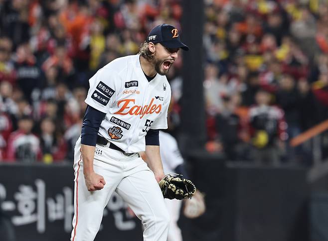 30일 오후 대전 한화생명볼파크에서 열린 프로야구 2025 신한 SOL뱅크 KBO 한국시리즈 4차전 LG트윈스와 한화 이글스의 경기, 한화 선발투수 와이스가 8회말 LG공격 1사 주자없는 상황 홍창기를 삼진으로 잡은 뒤 포효하고 있다. 뉴스1