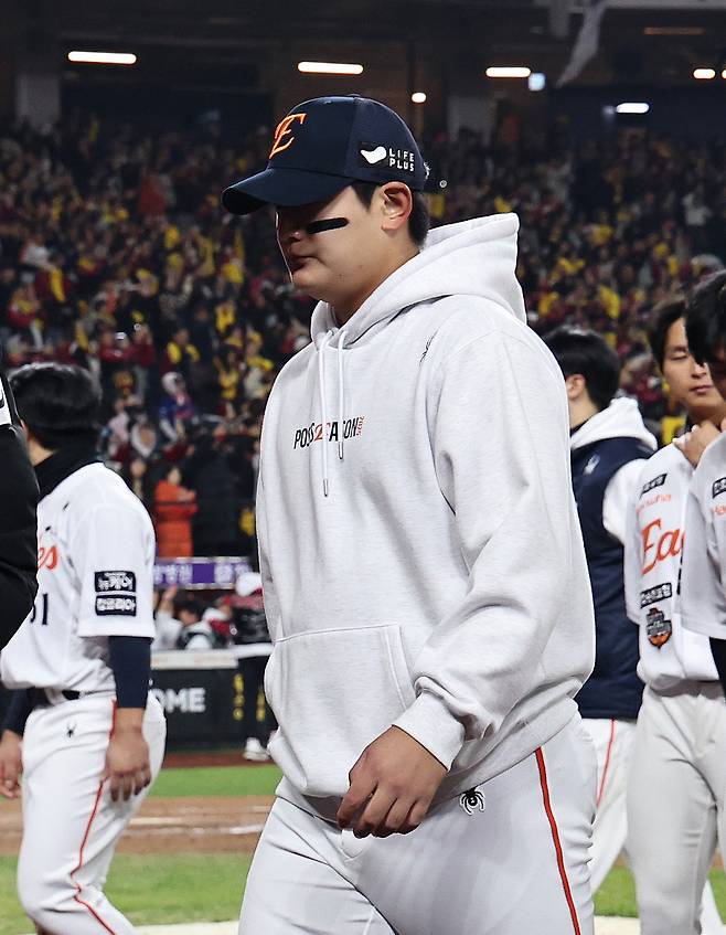 30일 대전 한화생명볼파크에서 열린 프로야구 2025 신한 SOL뱅크 KBO 포스트시즌 한국시리즈 4차전 LG 트윈스와 한화 이글스의 경기, LG에 7-4 역전패한 한화의 김서현이 경기장을 나서고 있다. 뉴스1