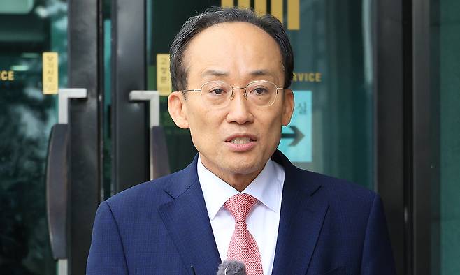 국민의힘 추경호 전 원내대표가 31일 서울 서초구 서울고검에 마련된 조은석 내란특별검사팀 사무실에서 조사를 마치고 나와 기자의 질문에 답하고 있다. 연합뉴스