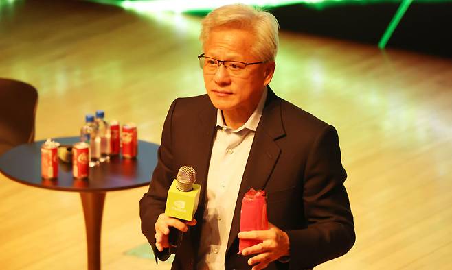 젠슨 황 엔비디아 최고경영자가 31일 경북 경주 예술의전당 원화홀에서 열린 2025년 아시아태평양경제협의체(APEC) 경주 엔비디아 기자간담회에서 빼빼로 과자를 먹다가 취재진 질문에 답하고 있다. 연합