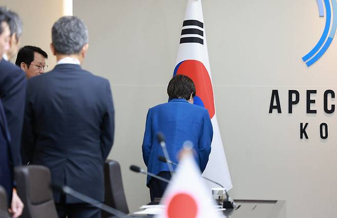 다카이치 사나에 일본 총리가 지난 30일 경북 경주 APEC 정상회의장에서 열린 이재명 대통령과의 한일정상회담에서 기념촬영 후 자리로 향하기 전 태극기에 예를 표하고 있다. 연합뉴스