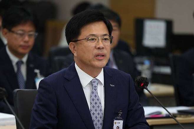 22일 오전 대구시교육청에서 열린 국회 교육위원회 국정감사에서 정재연 강원대 총장이 공자 아카데미 운영 관련 의원 질의에 답변하고 있다. 연합뉴스