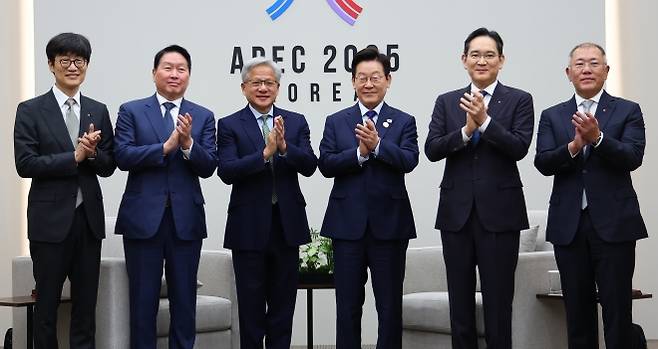 젠슨 황 만난 이재명 대통령 - 이재명 대통령이 31일 APEC 정상회의장인 경주화백컨벤션센터에서 젠슨 황 엔비디아 최고경영자 접견에 앞서 국내 기업 대표들과 함께 기념촬영을 하고 있다.  왼쪽부터 이해진 네이버 이사회 의장, 최태원 SK그룹 회장, 젠슨 황, 이재명 대통령, 이재용 삼성전자 회장, 정의선 현대차그룹 회장. 2025.10.31 연합뉴스